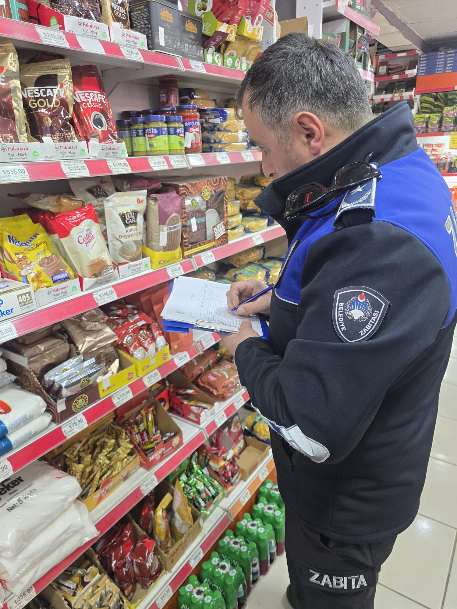 Posof Belediyesi zabıta ekipleri, Belediye Başkanı Erdem Demirci’nin talimatıyla ilçe genelindeki marketlerde gıda denetimi gerçekleştirdi.