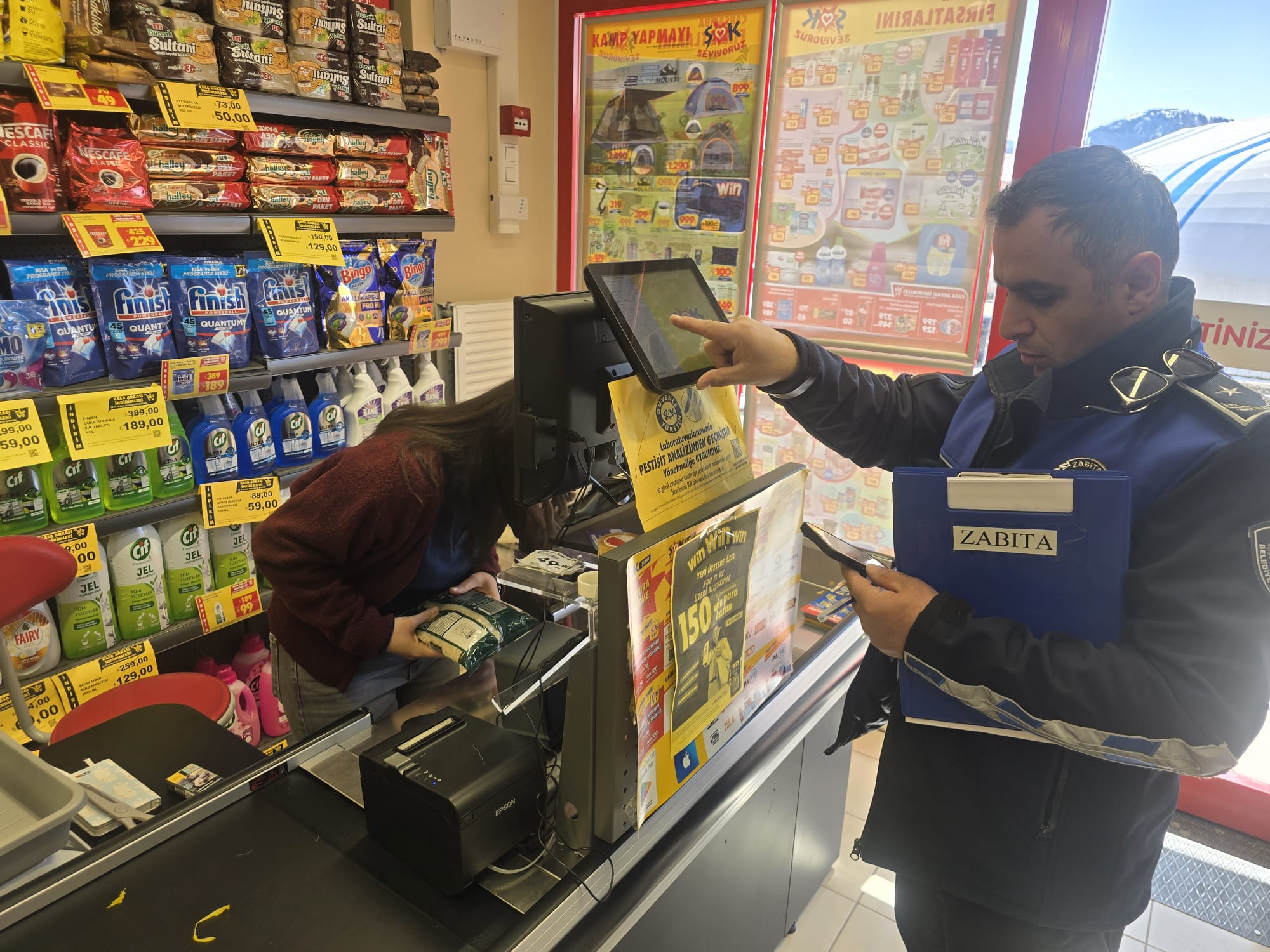 Posof Belediyesi zabıta ekipleri, Belediye Başkanı Erdem Demirci’nin talimatıyla ilçe genelindeki marketlerde gıda denetimi gerçekleştirdi.